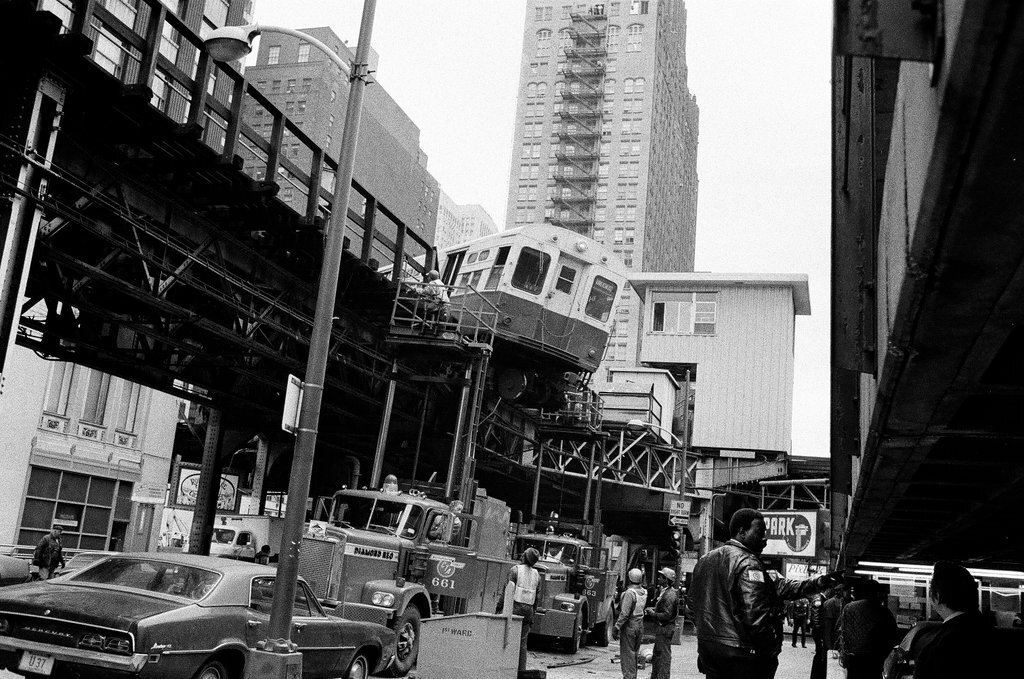 Elevated train derailment at Lake Street and Wells Street - Chicago Sun-Times