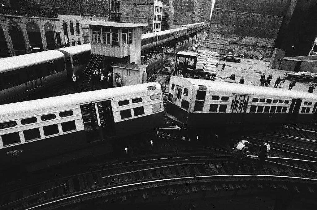 Elevated train derailment at Lake Street and Wells Street - Chicago Sun-Times