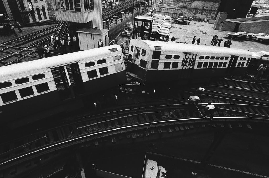 Elevated train derailment at Lake Street and Wells Street - Chicago Sun-Times
