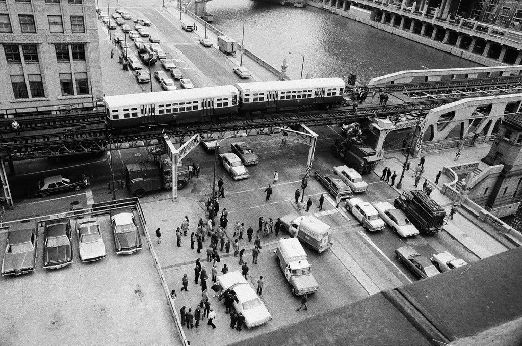 Elevated train derailment at Wells Street and Wacker Drive - Chicago Sun-Times