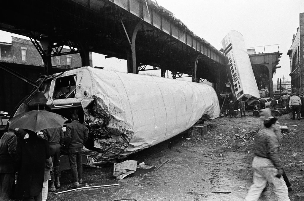 Elevated train collision at 40th Street and Indiana Avenue - Chicago Sun-Times
