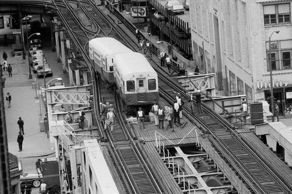Elevated train derailment at Wells Street and Wacker Drive - Chicago Sun-Times