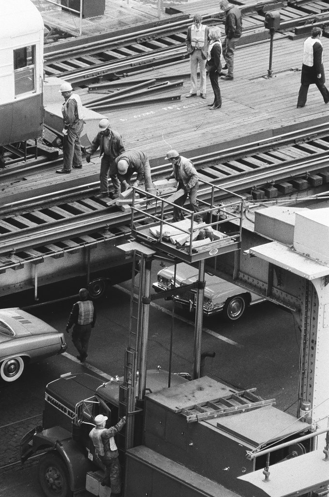 Elevated train derailment at Wells Street and Wacker Drive - Chicago Sun-Times