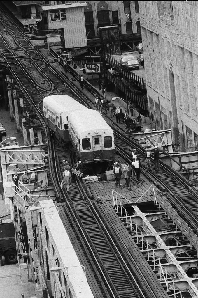 Elevated train derailment at Wells Street and Wacker Drive - Chicago Sun-Times