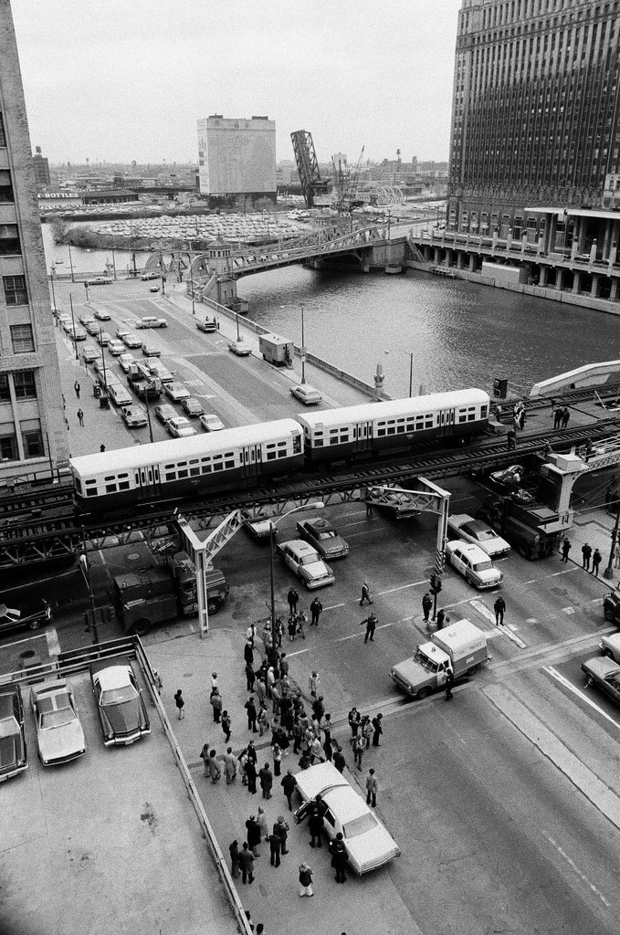 Elevated train derailment at Wells Street and Wacker Drive - Chicago Sun-Times