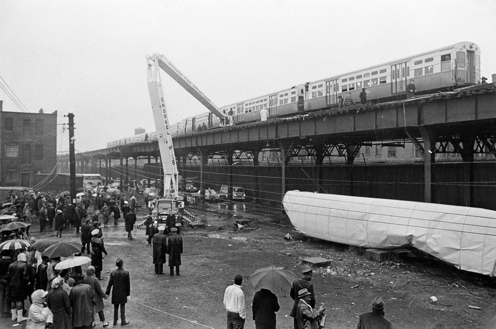 Elevated train collision at 40th Street and Indiana Avenue - Chicago Sun-Times