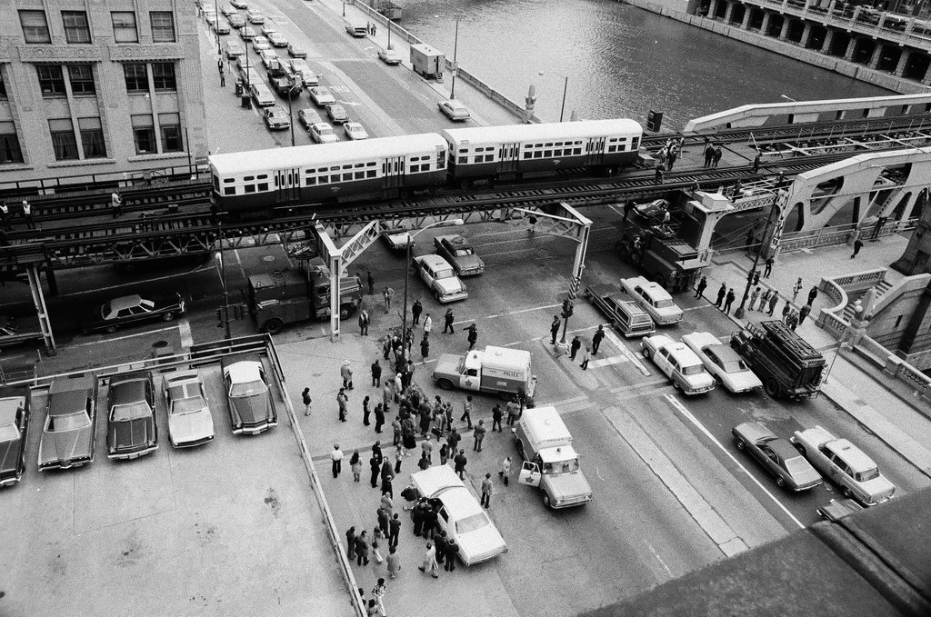 Elevated train derailment at Wells Street and Wacker Drive - Chicago Sun-Times