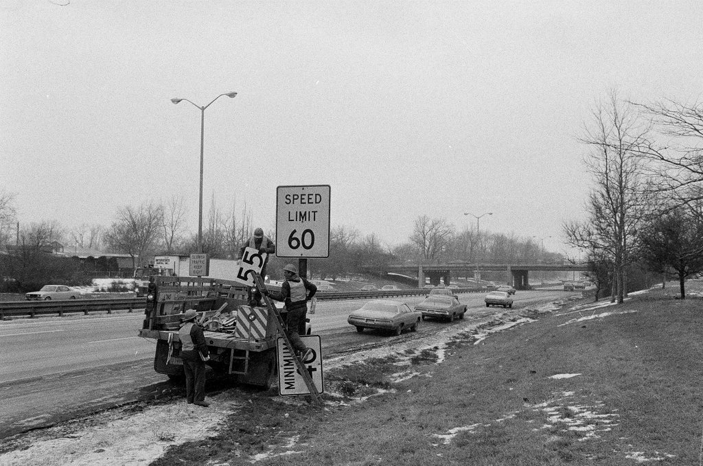 Speed limit sign being installed on Edens Expressway - Chicago Sun-Times