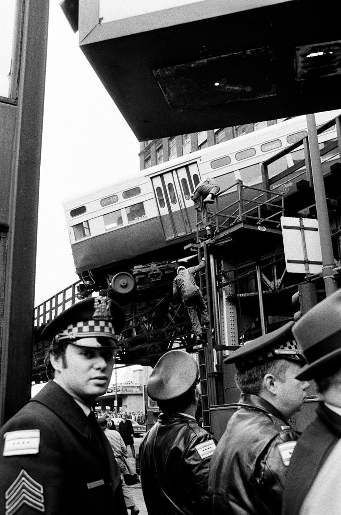 Elevated train derailment at Lake Street and Wells Street - Chicago Sun-Times
