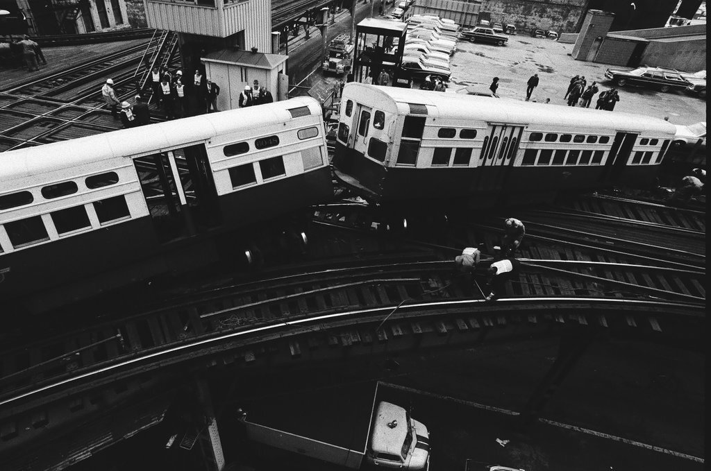 Elevated train derailment at Lake Street and Wells Street - Chicago Sun-Times