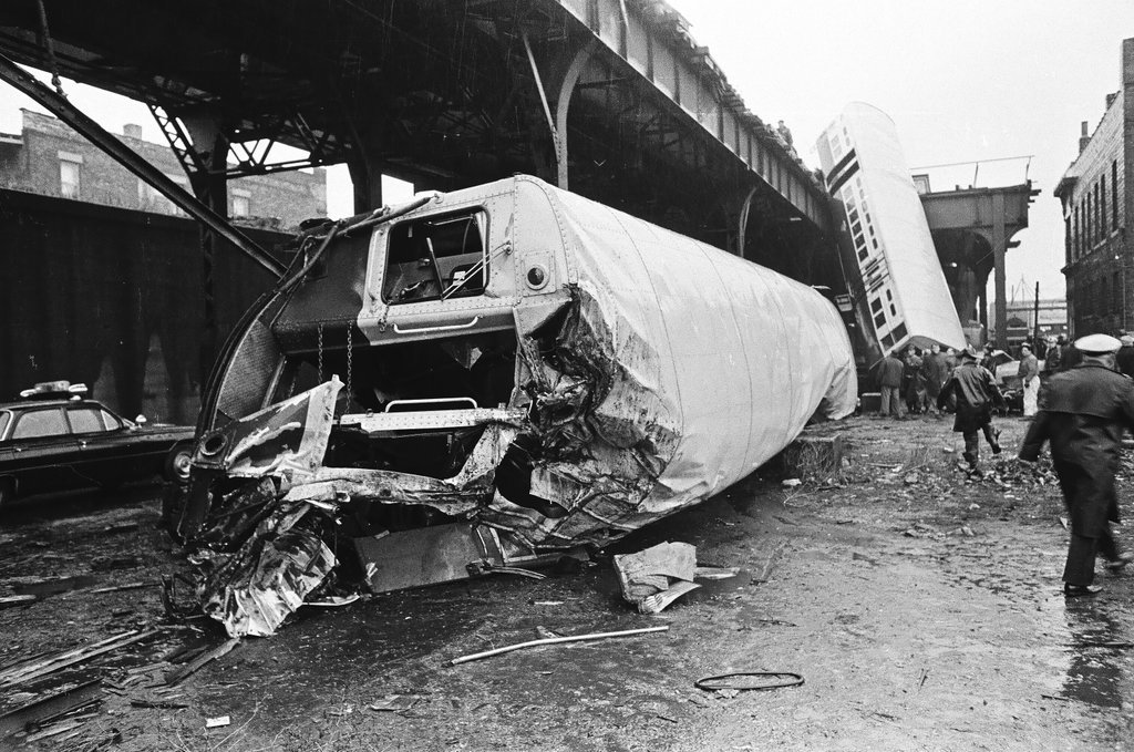 Elevated train collision at 40th Street and Indiana Avenue - Chicago Sun-Times