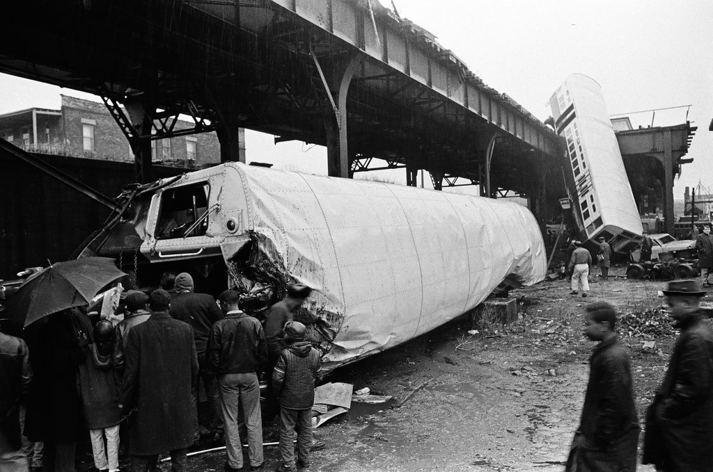 Elevated train collision at 40th Street and Indiana Avenue - Chicago Sun-Times