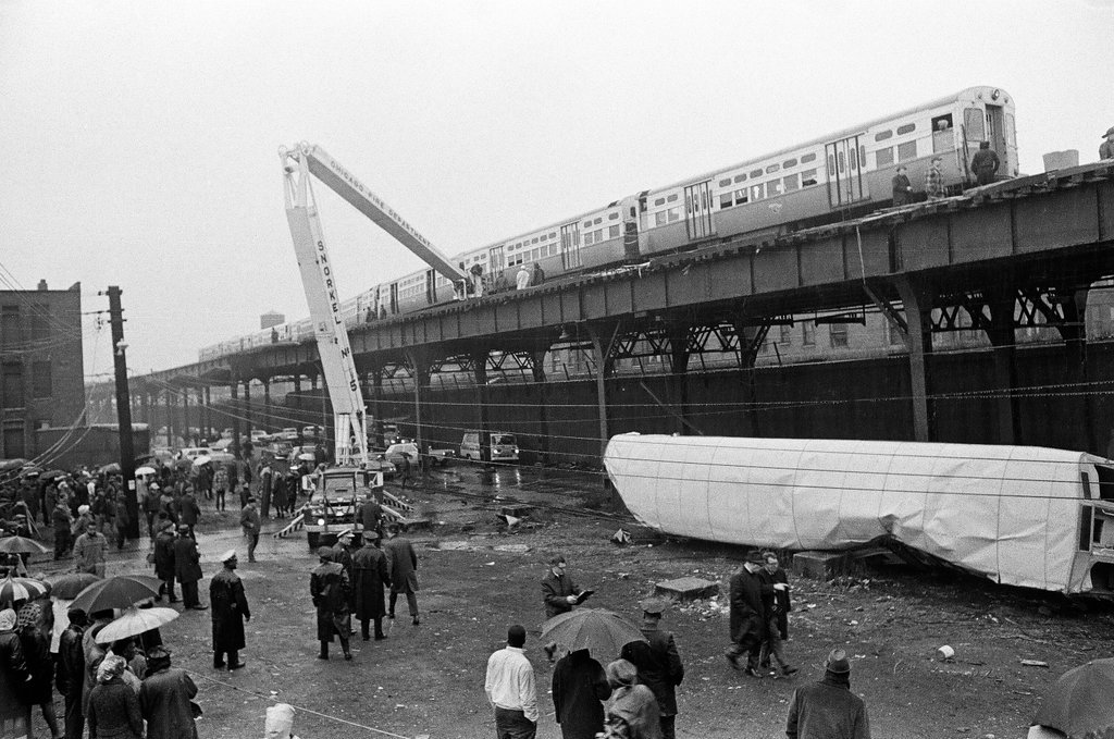 Elevated train collision at 40th Street and Indiana Avenue - Chicago Sun-Times