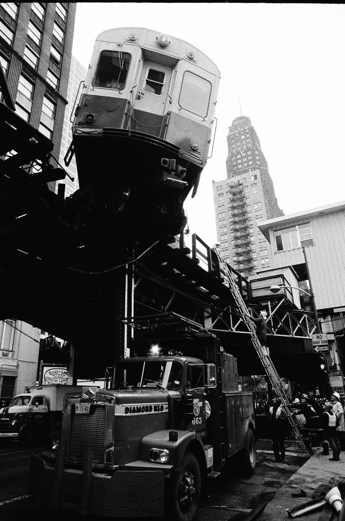 Elevated train derailment at Lake Street and Wells Street - Chicago Sun-Times