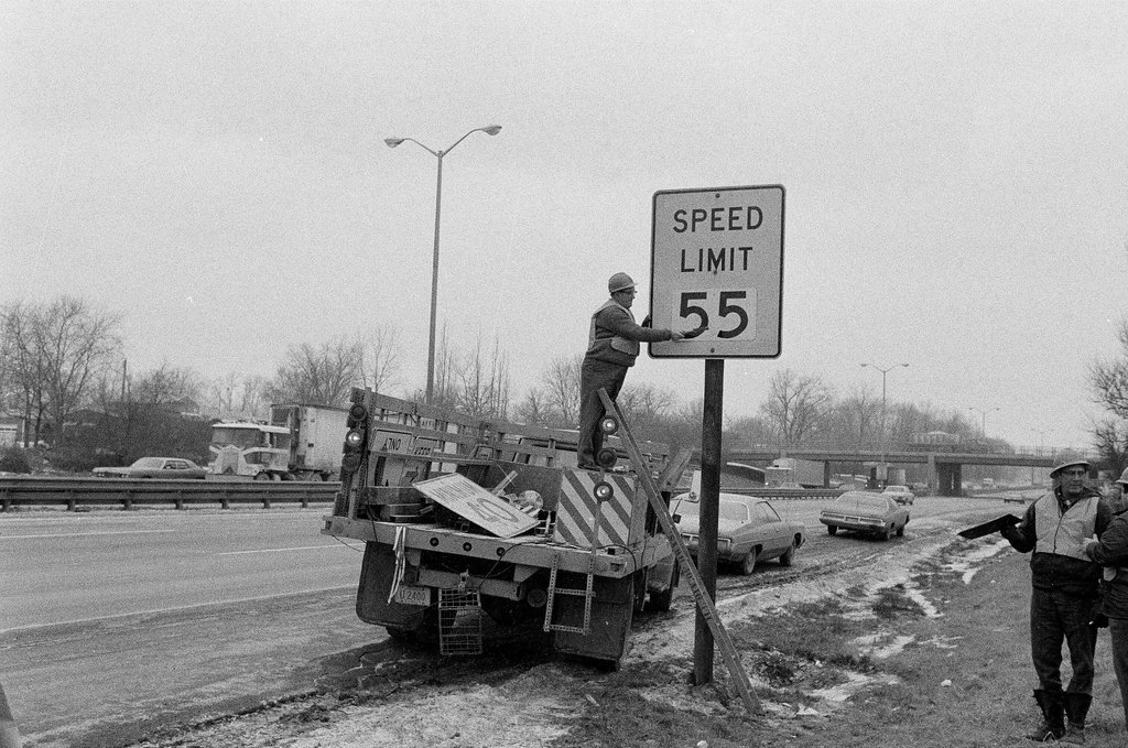 Speed limit sign being installed on Edens Expressway - Chicago Sun-Times