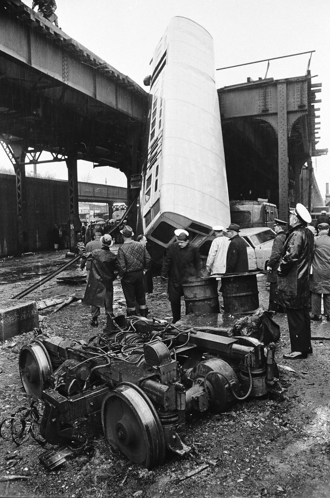 Elevated train collision at 40th Street and Indiana Avenue - Chicago Sun-Times