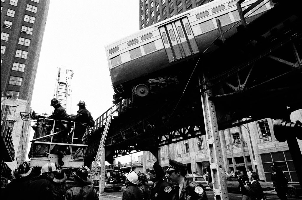 Elevated train derailment at Lake Street and Wells Street - Chicago Sun-Times