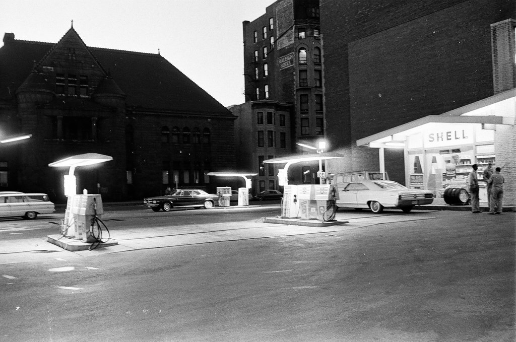 Gas station on Ontario Street and Dearborn Street during fuel truckers strike - Chicago Sun-Times