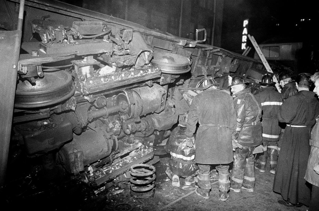 Aftermath of elevated train crash at Wabash Avenue and Lake Street - Chicago Sun-Times