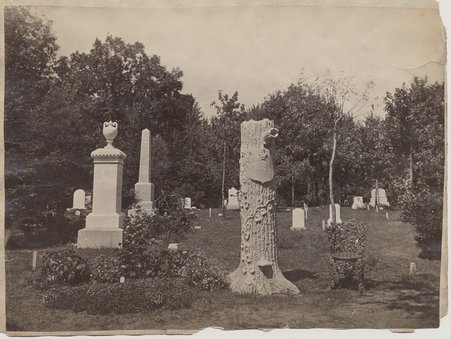 Tree stump monument at Graceland Cemetery