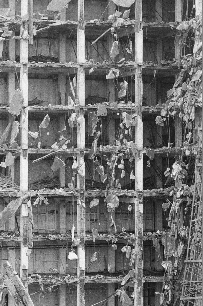 An old building gets torn down at the northeast corner of Clark and Kinzie streets - Chicago Sun-Times