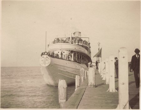 Excursion boat docking in Jackson Park with visitors to the World's Columbian Exposition - Unknown