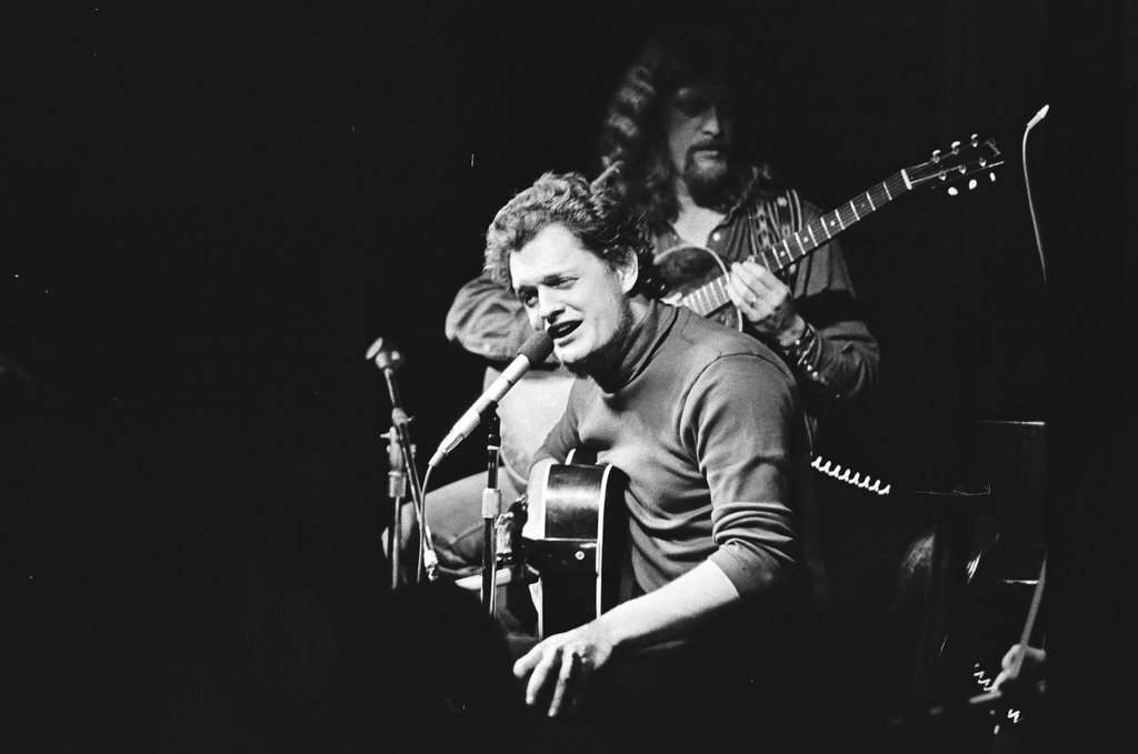 Folk singer Harry Chapin performs at Mister Kelly's - Don Bierman for Chicago Sun-Times