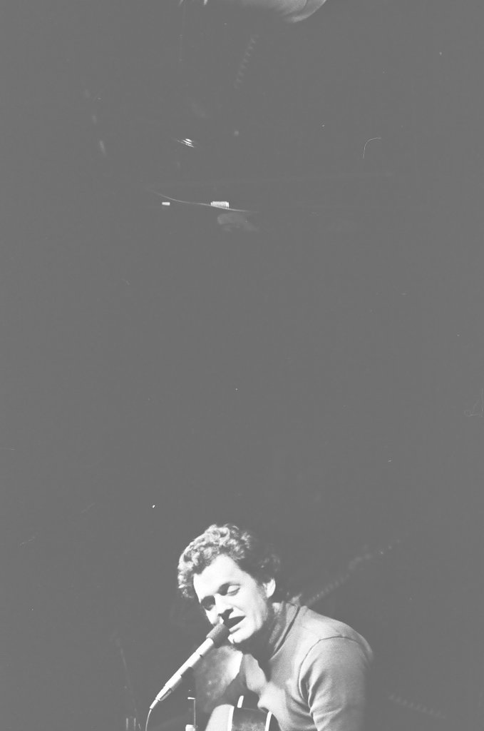 Folk singer Harry Chapin performs at Mister Kelly's - Don Bierman for Chicago Sun-Times