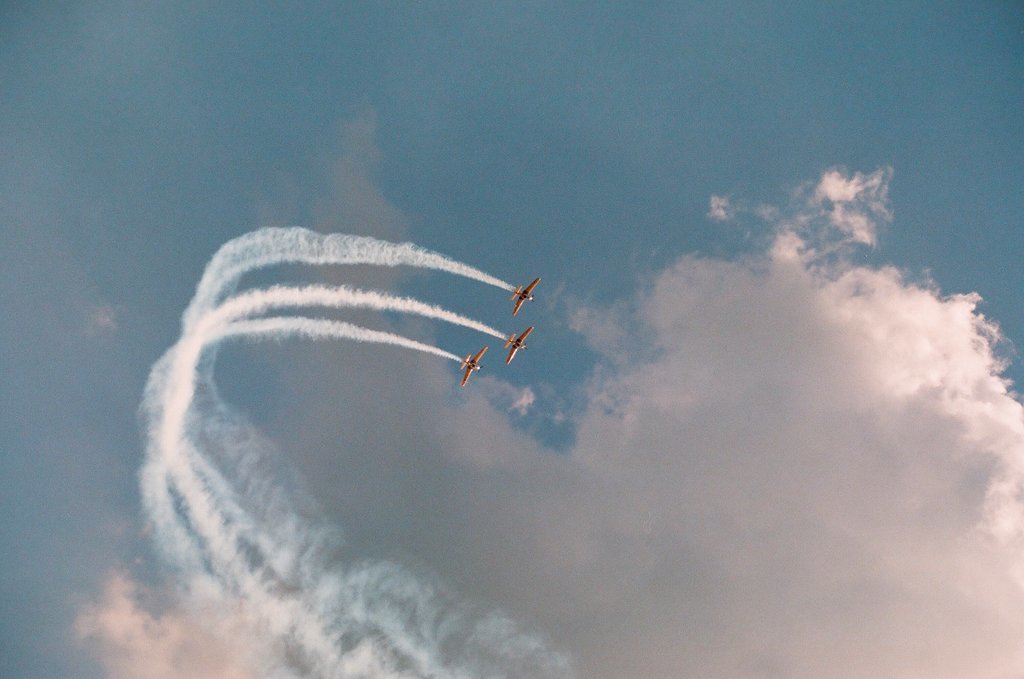 Crowds watch planes, helicopters, and water sports performances at the 1997 Air and Water Show - Chicago Sun-Times