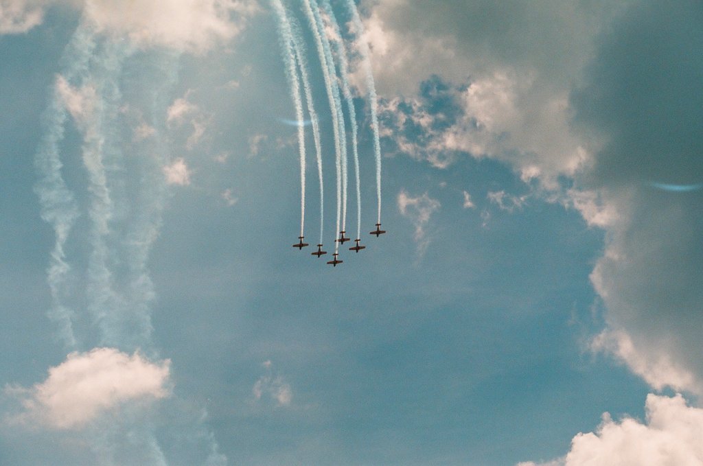 Crowds watch planes, helicopters, and water sports performances at the 1997 Air and Water Show - Chicago Sun-Times