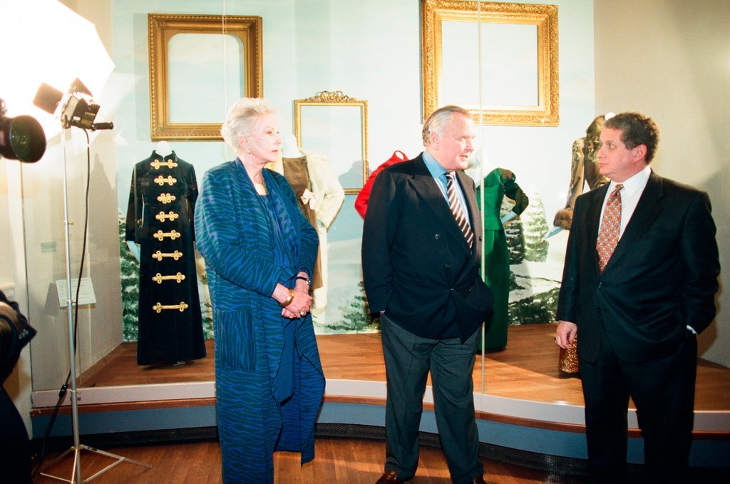 Fashion designer Bill Blass previews a costume exhibit at the Chicago Historical Society - Chicago Sun-Times