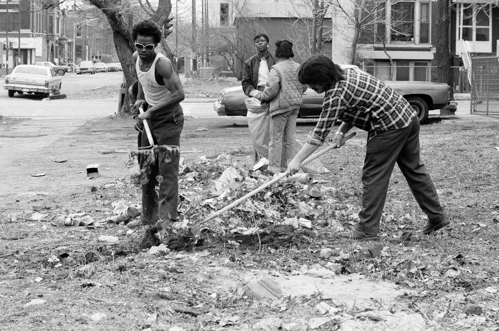 Temporary city workers take part in a community clean up project on the West Side - Chicago Sun-Times