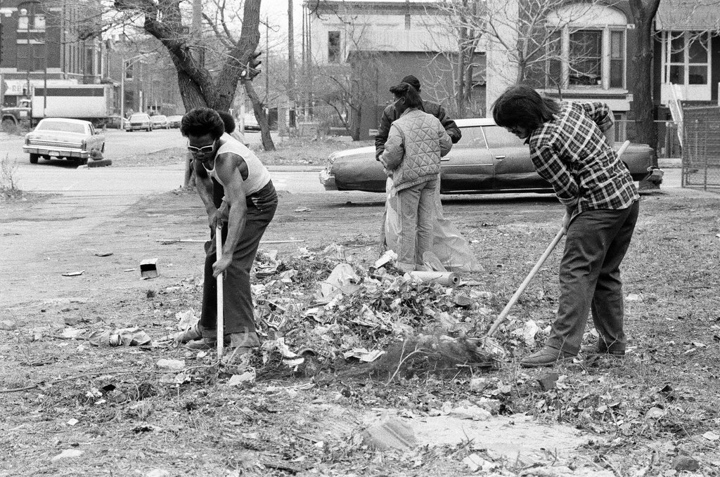Temporary city workers take part in a community clean up project on the West Side - Chicago Sun-Times