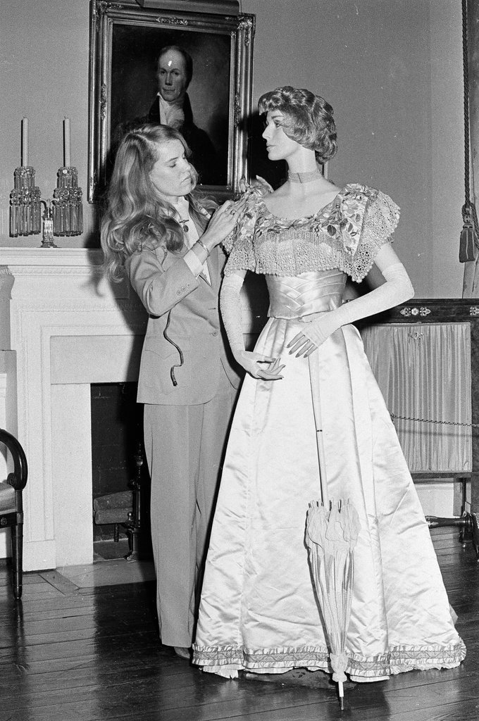 Carol Meyers, Costume Curator for the Chicago Historical Society, adjusts a gown - Chicago Sun-Times