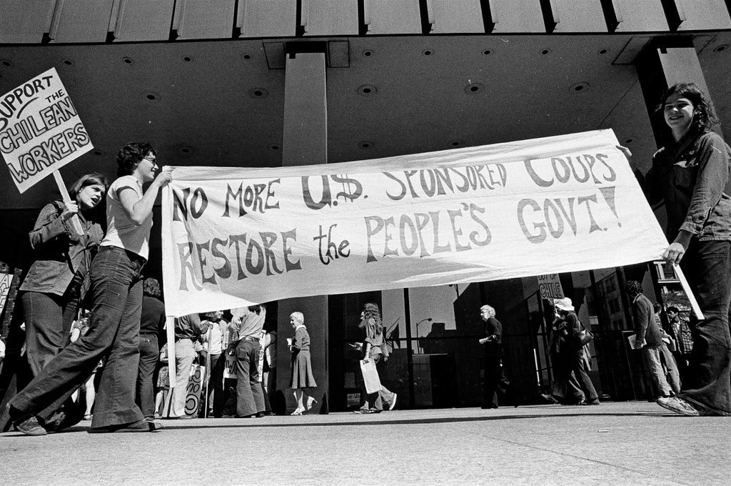 Individuals protest the overthrow of Chilean President Salvador Allende at the John C. Kluczynski Federal Building - Chicago Sun-Times