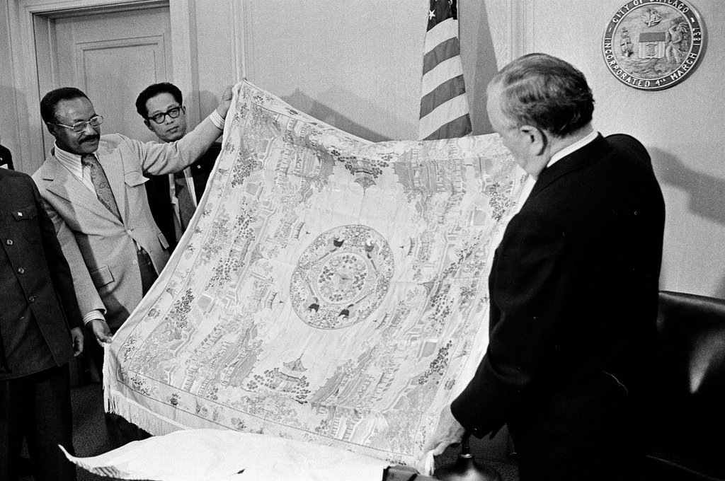 Sixteen journalists visiting Chicago from China receive honorary Chicago citizenship - Chicago Sun-Times