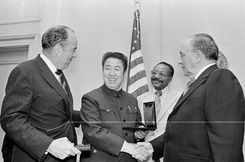 Sixteen journalists visiting Chicago from China receive honorary Chicago citizenship - Chicago Sun-Times