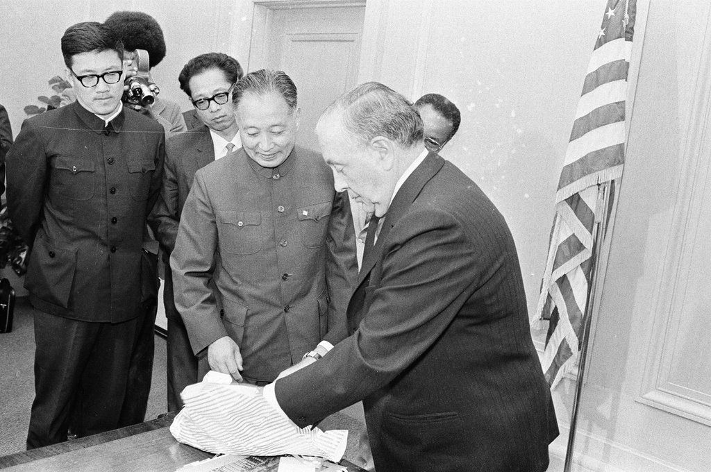 Sixteen journalists visiting Chicago from China receive honorary Chicago citizenship - Chicago Sun-Times