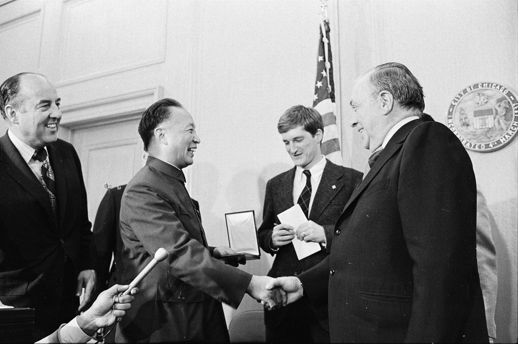 Sixteen journalists visiting Chicago from China receive honorary Chicago citizenship - Chicago Sun-Times
