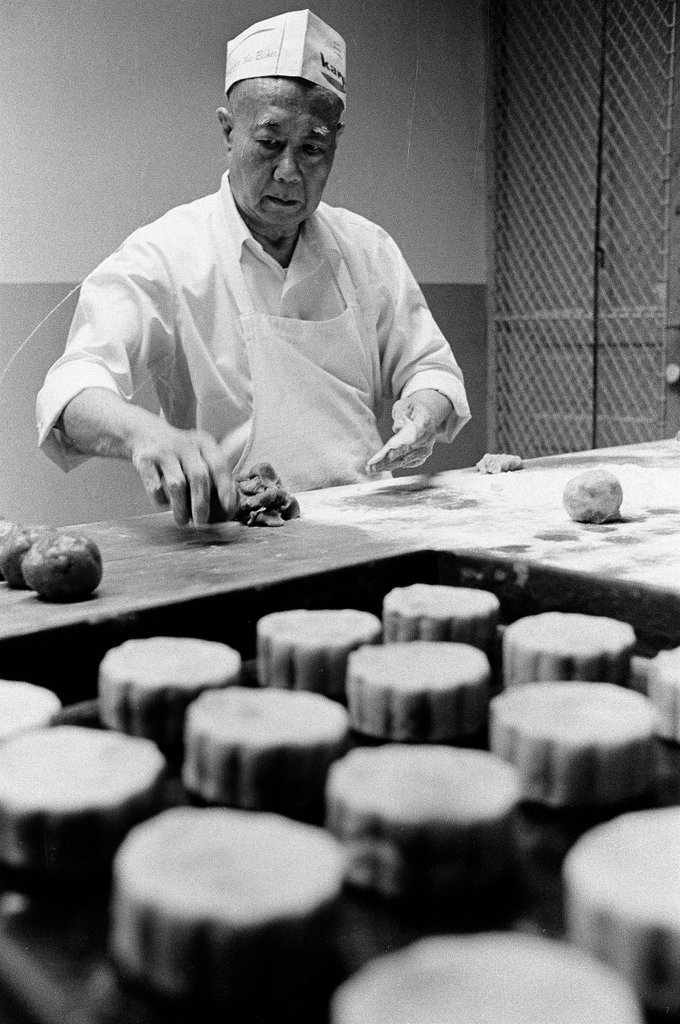 Bakers from the Dong Kee Company Bakery make moon cakes for the annual autumn moon festival - Chicago Sun-Times
