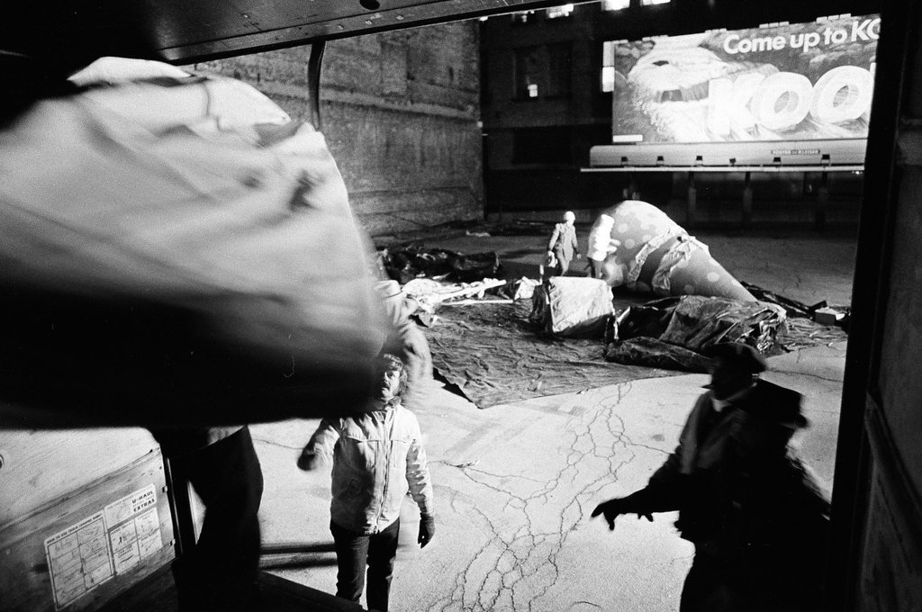 Workers unload and inflate balloons in preparation for the annual Christmas parade - Chicago Sun-Times