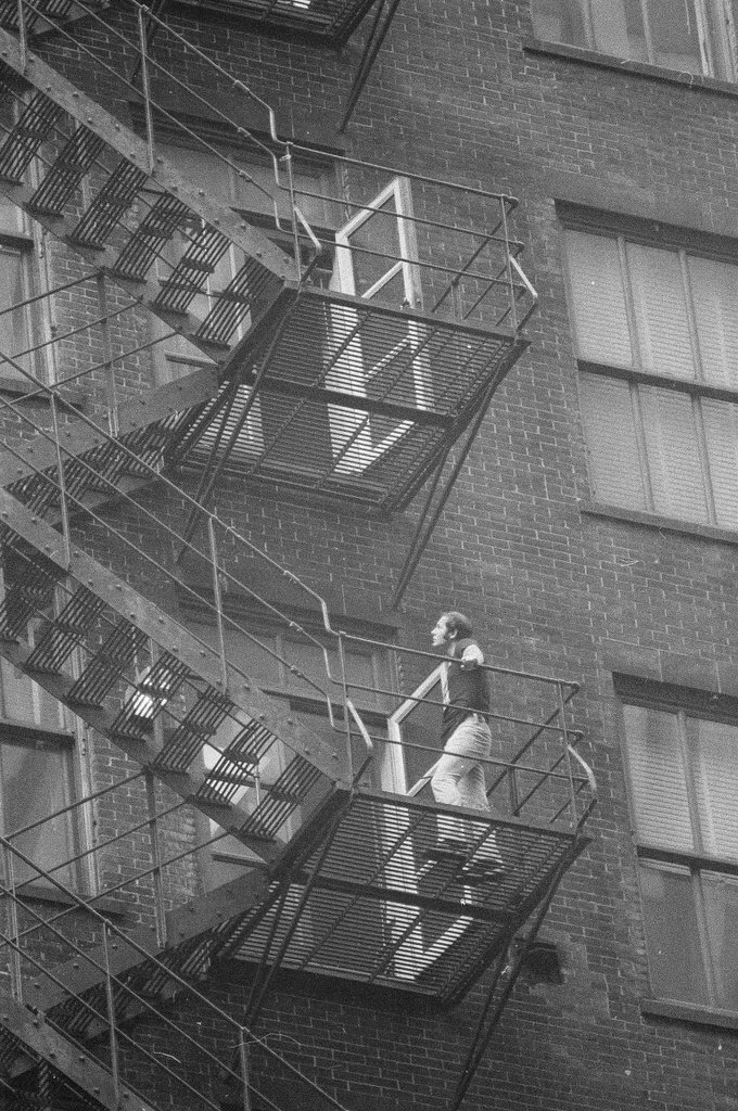 Crowds watch police and FBI investigators survey a hostage situation at the West German Consulate offices - Chicago Sun-Times
