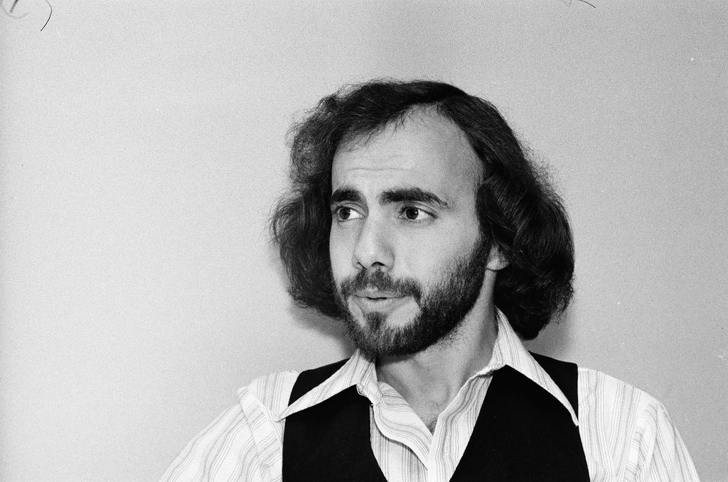 Folk singer Steve Goodman sits at Riccardo's Restaurant and Gallery - Jack Lenahan for Chicago Sun-Times