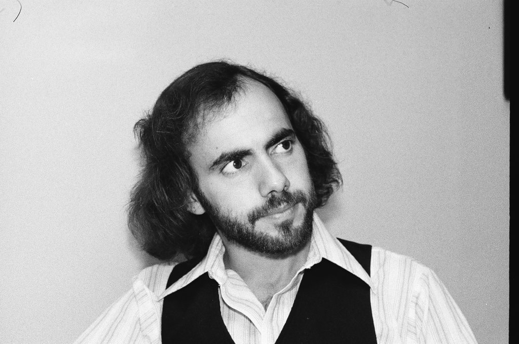 Folk singer Steve Goodman sits at Riccardo's Restaurant and Gallery - Jack Lenahan for Chicago Sun-Times