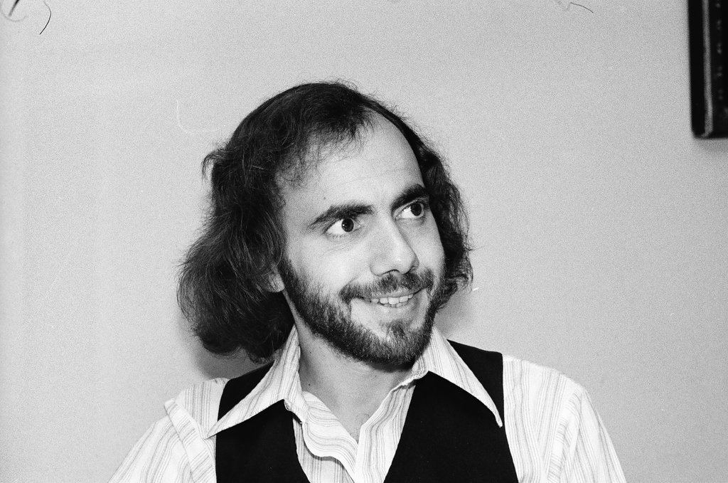Folk singer Steve Goodman sits at Riccardo's Restaurant and Gallery - Jack Lenahan for Chicago Sun-Times