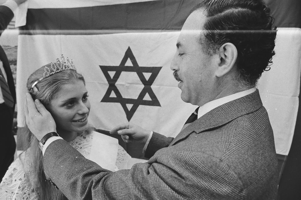 Bonnie Lynn Barsky is crowned Miss Israel Independence during a ceremony at the Israeli Consul General - James (Jim) Klepitsch for Chicago Sun-Times