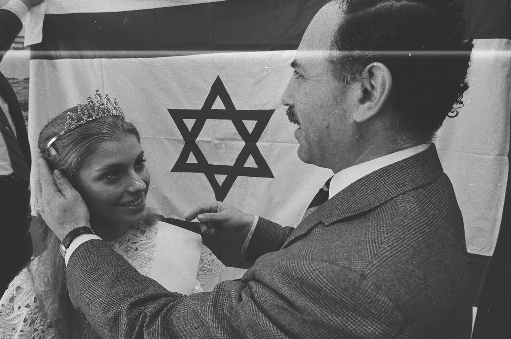 Bonnie Lynn Barsky is crowned Miss Israel Independence during a ceremony at the Israeli Consul General - James (Jim) Klepitsch for Chicago Sun-Times