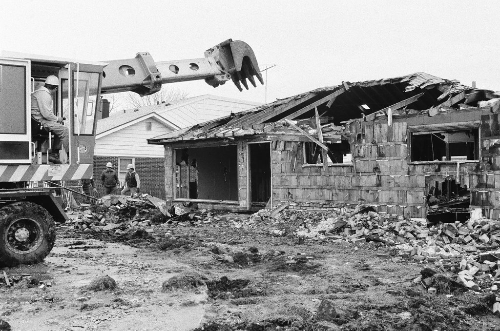 Crews tear down John Wayne Gacy's home while neighbors watch - Jerry Tomaselli for Chicago Sun-Times