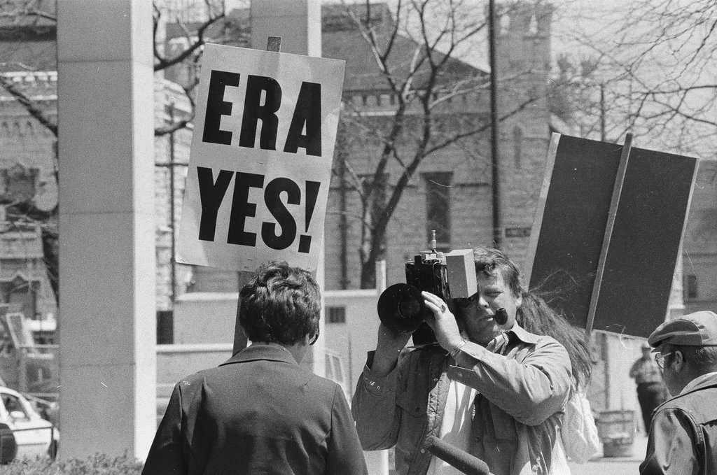 Equal Rights Amendment supported picket Republican women's group - Chicago Sun-Times