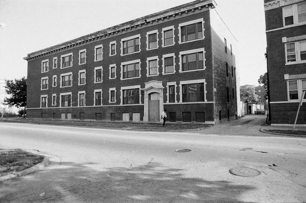 Residents and buildings in Woodlawn neighborhood - Chicago Sun-Times